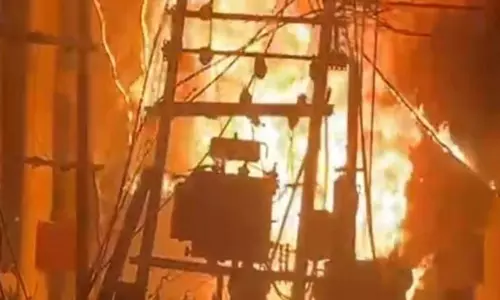 Gaziabad: इंद्रापुरी कॉलोनी में ट्रांसफार्मर में लगी आग, दस घंटे बिजली गुल रही Gaziabad: इंद्रापुरी कॉलोनी में ट्रांसफार्मर में लगी आग, दस घंटे बिजली गुल रही