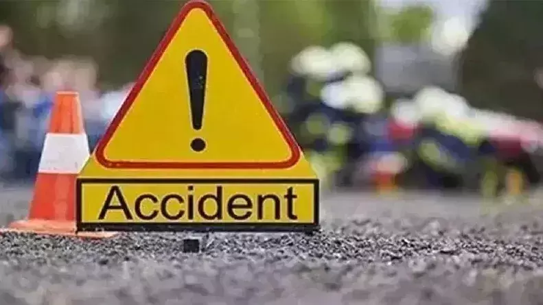 Lucknow: तेज रफ्तार कार ने स्कूटी में टक्कर मारी, 500 मीटर घिसटी स्कूटी Lucknow: तेज रफ्तार कार ने स्कूटी में टक्कर मारी, 500 मीटर घिसटी स्कूटी