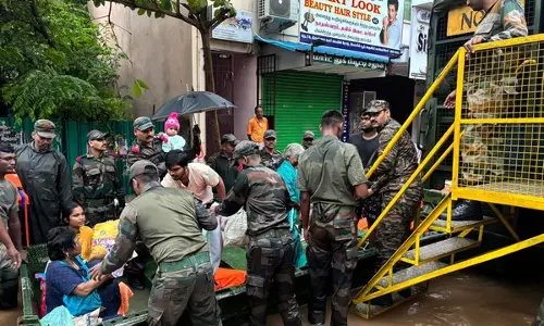 चक्रवात फेंगल: Puducherry में बाढ़ वाले इलाकों में फंसे लोगों को बचाने के प्रयास जारी चक्रवात फेंगल: Puducherry में बाढ़ वाले इलाकों में फंसे लोगों को बचाने के प्रयास जारी