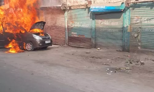 Kanpur: सड़क पर खड़ी कार में लगी भीषण आग ,मचा हड़कंप