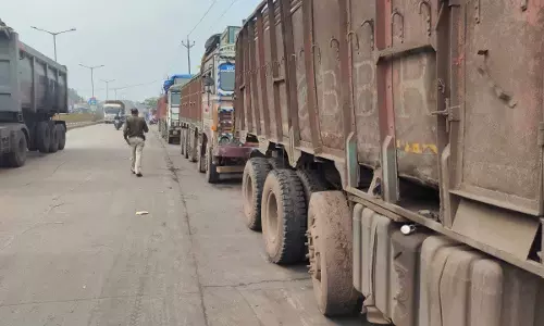 ट्रैफिक पुलिस की सख्ती, नो पार्किंग अभियान में 43 वाहन चालकों पर कार्रवाई