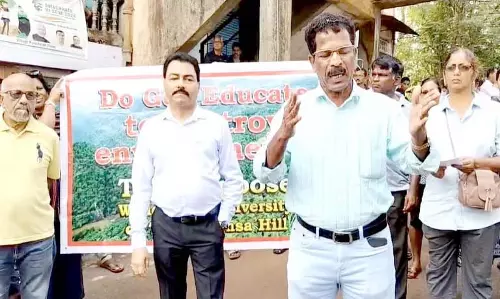 GOA: तिविम के ग्रामीणों का आरोप, सरकार बाहरी लोगों के लाभ के लिए नियमों में संशोधन GOA: तिविम के ग्रामीणों का आरोप, सरकार बाहरी लोगों के लाभ के लिए नियमों में संशोधन
