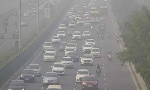 Noida: प्रदूषण के चलते सभी तरह के निर्माण कार्य पर रोक
