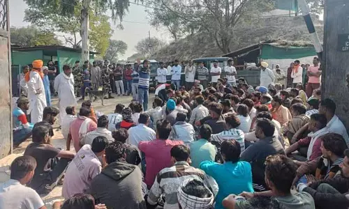 पाकिस्तान से घिरे एक गांव ने एकमात्र पहुंच मार्ग पर BSF चौकी के विरोध में प्रदर्शन किया पाकिस्तान से घिरे एक गांव ने एकमात्र पहुंच मार्ग पर BSF चौकी के विरोध में प्रदर्शन किया
