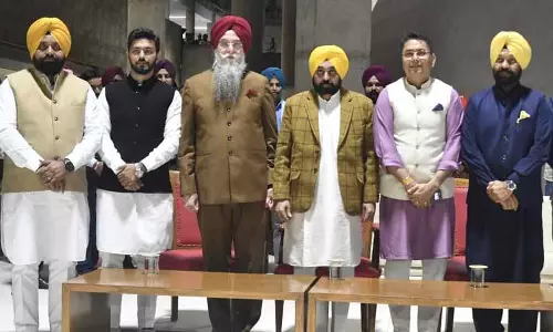 आप के 3 MLA ने शपथ ली, कांग्रेस विधायक ढिल्लों समारोह में नहीं पहुंचे आप के 3 MLA ने शपथ ली, कांग्रेस विधायक ढिल्लों समारोह में नहीं पहुंचे