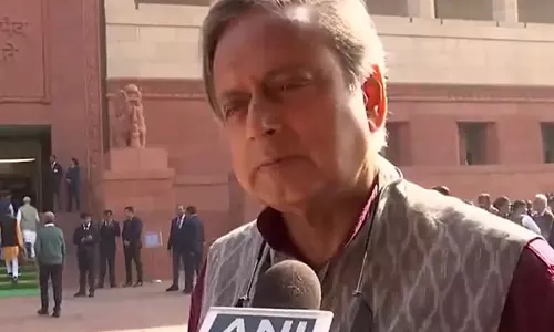 Parliament में गतिरोध पर शशि थरूर ने कहा, स्थिति भयावह Parliament में गतिरोध पर शशि थरूर ने कहा, स्थिति भयावह