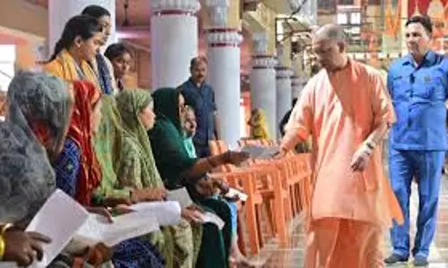 Gorakhpur: सीएम योगी ने गोरखनाथ मंदिर में जनता दर्शन में आए लोगों से मुलाकात की Gorakhpur: सीएम योगी ने गोरखनाथ मंदिर में जनता दर्शन में आए लोगों से मुलाकात की