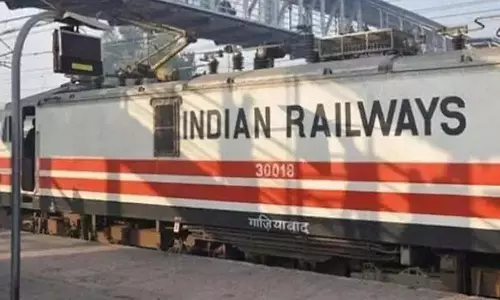 Uttar Pradesh में काशी विश्वनाथ एक्सप्रेस पर पथराव Uttar Pradesh में काशी विश्वनाथ एक्सप्रेस पर पथराव
