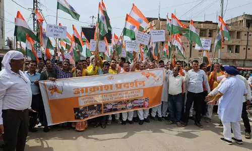 Mirzapur: बांग्लादेश में अल्पसंख्यकों पर हमलों के विरोध में हिंदू समाज का प्रदर्शन