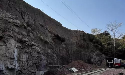 Himachal: रेलवे ने इंजन का ट्रायल रन किया Himachal: रेलवे ने इंजन का ट्रायल रन किया