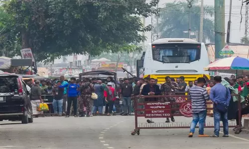 हिंदू नेता की रिहाई को लेकर भिक्षुओं ने भारत-बांग्लादेश सीमा पर विरोध प्रदर्शन किया