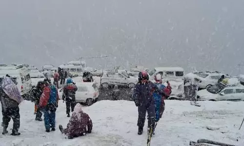 Rohtang दर्रा गुलाबा से आगे बंद, काली बर्फ के कारण सड़कें खतरनाक