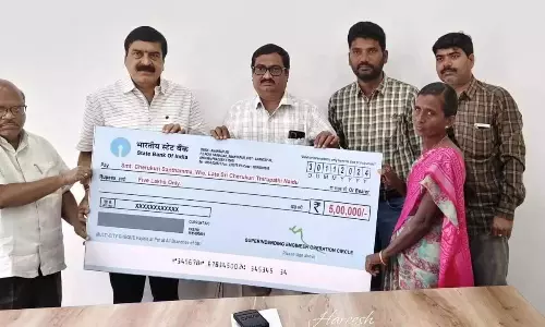 Andhra Pradesh :  सांसद ने मृतक की पत्नी को दिया अनुग्रह राशि का चेक