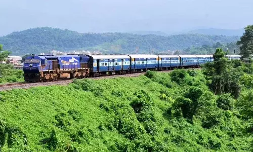 Assam :  यात्रियों की भीड़ को कम करने के लिए एनएफ रेलवे डिब्रूगढ़ और धुबरी के बीच विशेष ट्रेनें चलाएगा