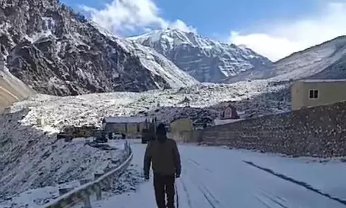 बारालाचा दर्रे पर बर्फबारी से Manali-Leh राजमार्ग अवरुद्ध