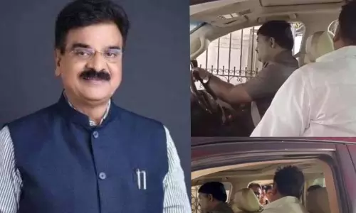 आज विजय शिवतारे ने भी CM शिंदे से ठाणे स्थित उनके आवास पर मुलाकात की आज विजय शिवतारे ने भी CM शिंदे से ठाणे स्थित उनके आवास पर मुलाकात की