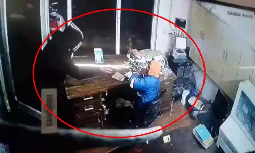 लूट का LIVE वीडियो: पेट्रोल पंप के कैश काउंटर को बनाया निशाना, दोनों बदमाश फरार