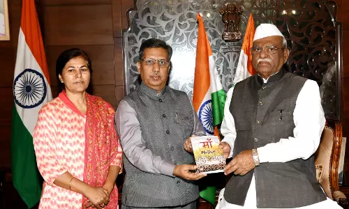 Jaipur: राज्यपाल बागडे को डॉ. देवेन्द्र धोदावत ने अपनी काव्य कृति मां की प्रति भेंट की