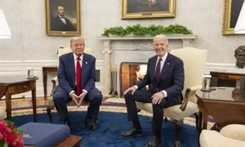 Trump ने अपने बेटे को माफ़ करने पर बिडेन पर तंज कसा, जेल में बंद समर्थकों का मामला उठाया Trump ने अपने बेटे को माफ़ करने पर बिडेन पर तंज कसा, जेल में बंद समर्थकों का मामला उठाया