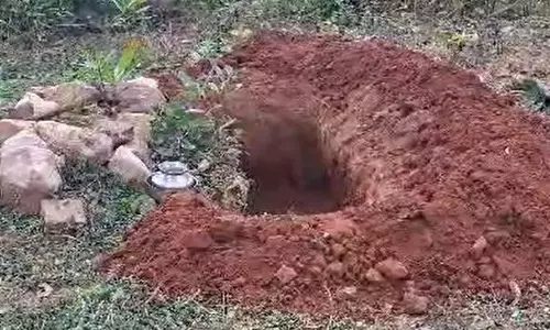 Dhenkanal जिले में एक व्यक्ति ने अपनी पत्नी की कुल्हाड़ी से कर दी हत्या Dhenkanal जिले में एक व्यक्ति ने अपनी पत्नी की कुल्हाड़ी से कर दी हत्या