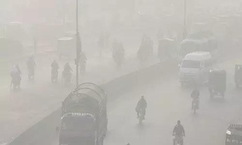 Lahore की वायु गुणवत्ता 303 पर पहुंची, दुनिया का सबसे प्रदूषित शहर बना