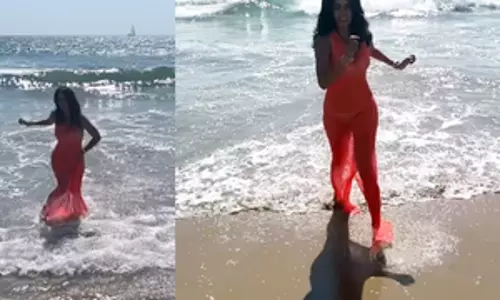 Mallika Sherawat की हॉट वीडियो, बीच पर दौड़ते हुए दिखी