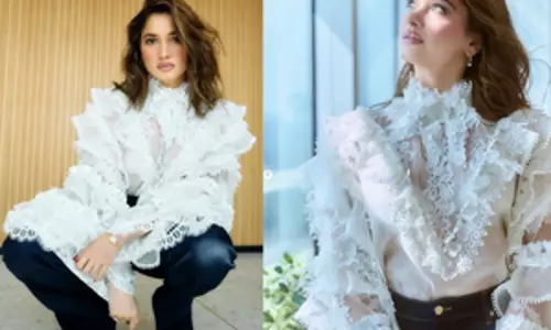 Tamannaah Bhatia ने सफ़ेद और नीले रंग की ड्रेस में क्लासिक लुक अपनाया