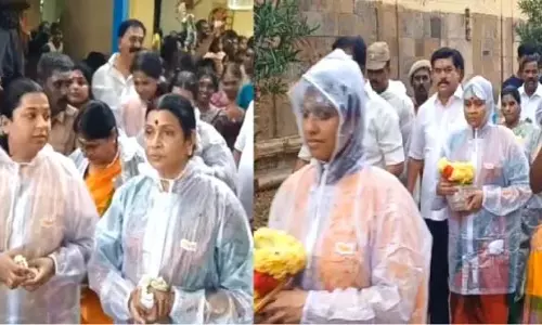 तेज़ बारिश में भी मयिलादुथुराई मंदिर में दुर्गा स्टालिन ने लिया दूध का जग तेज़ बारिश में भी मयिलादुथुराई मंदिर में दुर्गा स्टालिन ने लिया दूध का जग