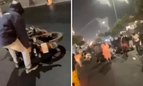 Hyderabad: ईंधन टैंकर से सड़क पर रिसे तेल के कारण कई बाइक सवार फिसलकर गिरे, वीडियो Hyderabad: ईंधन टैंकर से सड़क पर रिसे तेल के कारण कई बाइक सवार फिसलकर गिरे, वीडियो