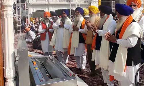 Shiromani Akali Dal (आजाद) पैनल ने अकाल तख्त पर श्रद्धांजलि अर्पित की