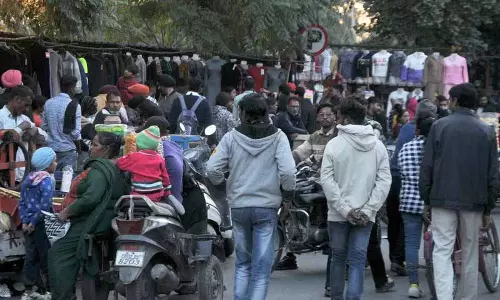 अवैध विक्रेताओं के कारण व्यस्त Mall Road पर यातायात में अव्यवस्था जारी