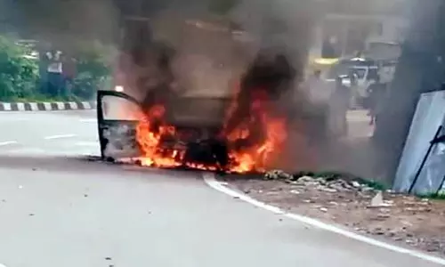 Chandigarh रोड पर कार में आग लग गई Chandigarh रोड पर कार में आग लग गई