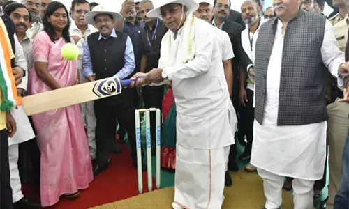 CM सिद्धारमैया ने तुमकुरु में अंतरराष्ट्रीय क्रिकेट स्टेडियम की आधारशिला रखी, 50 एकड़ जमीन आवंटित की CM सिद्धारमैया ने तुमकुरु में अंतरराष्ट्रीय क्रिकेट स्टेडियम की आधारशिला रखी, 50 एकड़ जमीन आवंटित की