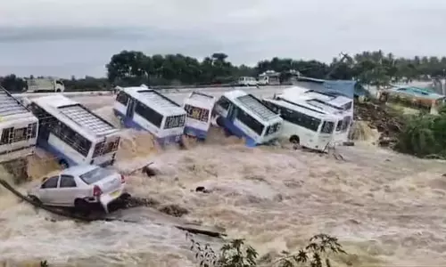 Cyclone Fengal: भारी बारिश, तमिलनाडु में बाढ़ के पानी में बसें डूब गईं, राहत कार्य जारी Cyclone Fengal: भारी बारिश, तमिलनाडु में बाढ़ के पानी में बसें डूब गईं, राहत कार्य जारी