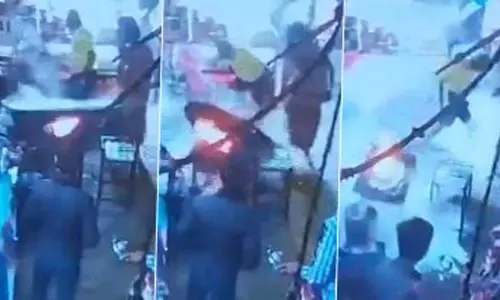 VIDEO: झांसी में मिठाई की दूकान पर साधू ने किया हंगामा, गर्म दूध की कढ़ाई पलटी VIDEO: झांसी में मिठाई की दूकान पर साधू ने किया हंगामा, गर्म दूध की कढ़ाई पलटी