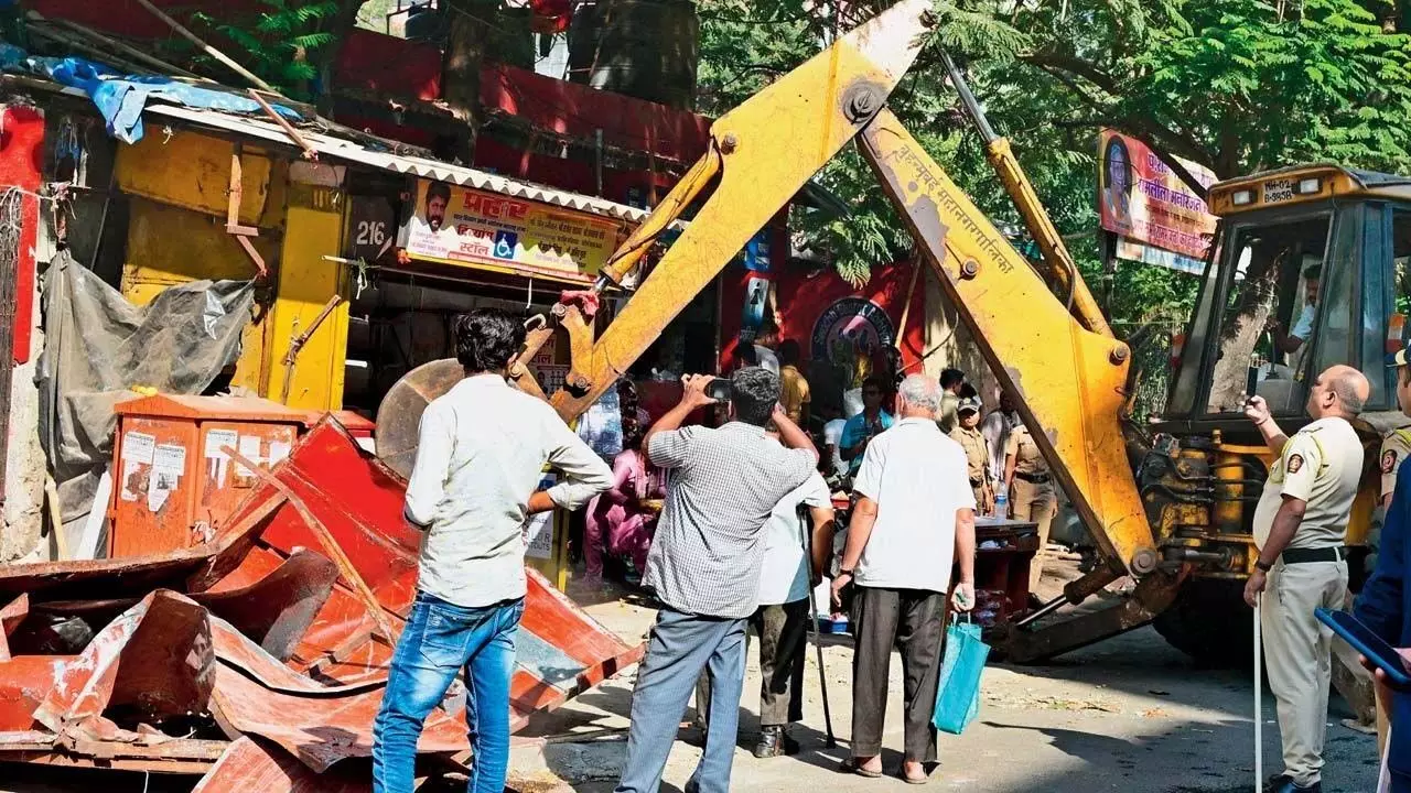 Borivali hawkers crisis: बीएमसी ने सड़क साफ की, बेस्ट सेवाएं कब बहाल होंगी?