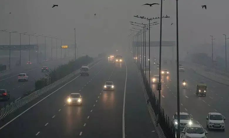 Delhi: दिल्ली का AQI थोड़ा सुधरकर 274 हुआ