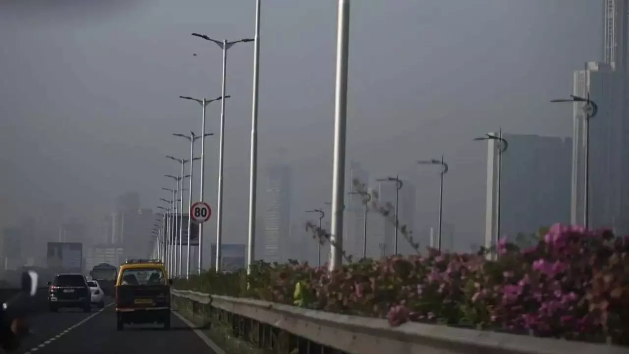 Mumbai weather update: सुबह कोहरा छाया रहेगा और AQI 114 रहेगा