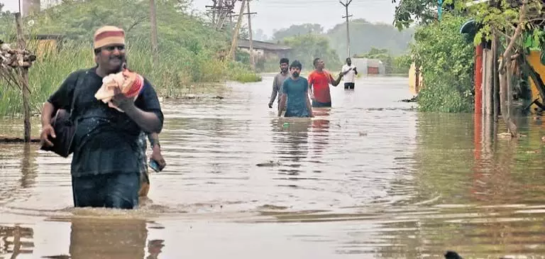 Puducherry के विल्लुपुरम में भारी बारिश से गांवों में बाढ़, गुस्सा फूटा