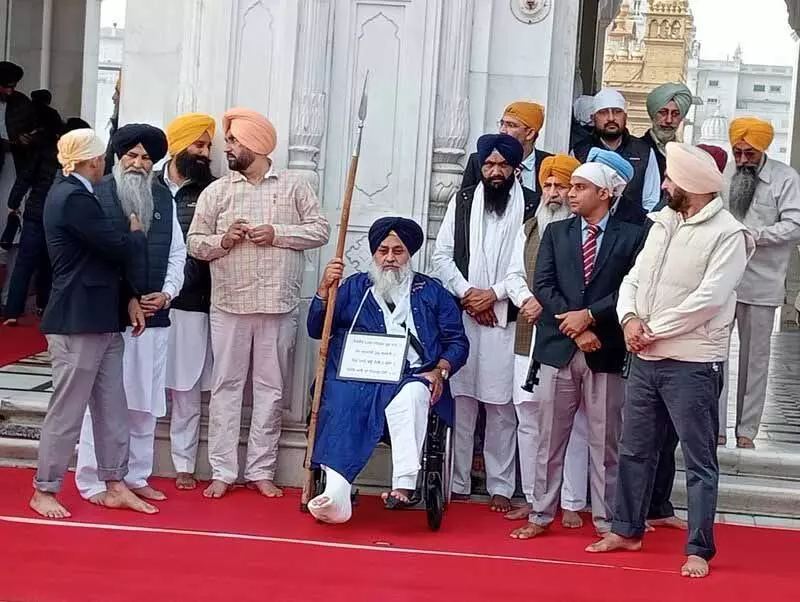 Sukhbir Badal Nue सेवदार कपड़े पहने हुए सजा के रूप में गोल्डन टेम्पल में ड्यूटी करते