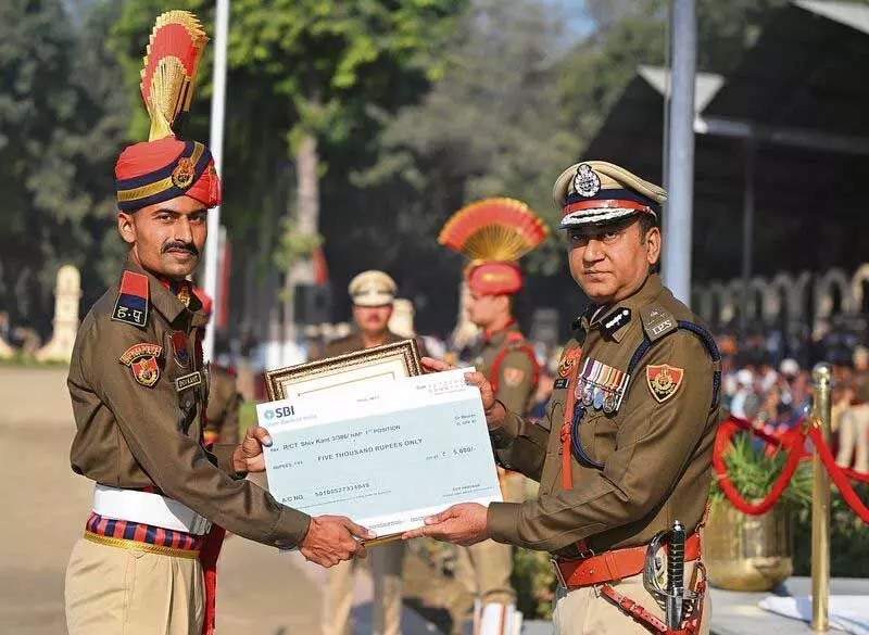 Haryana : पुलिस अकादमी से उत्तीर्ण 376 विद्यार्थियों में 50 महिलाएं