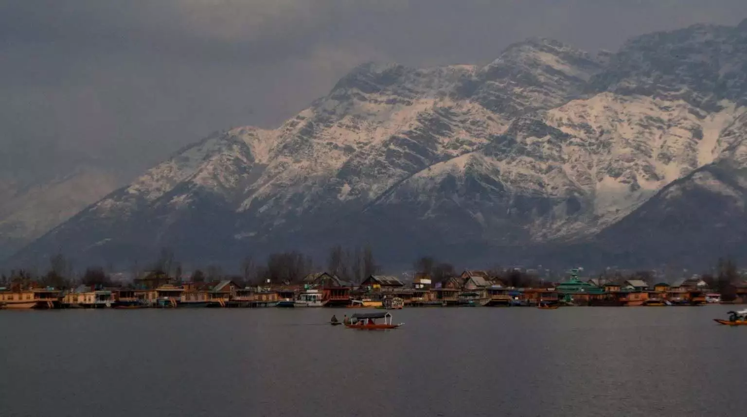 Kashmir के ऊपरी इलाकों में ताजा बर्फबारी, कई सड़कें बंद