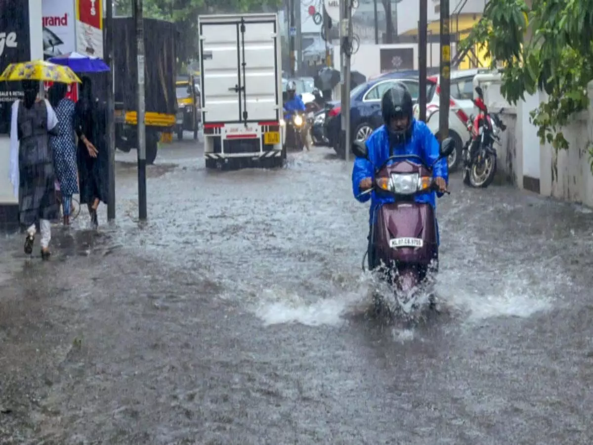 Kerala: 4 में शैक्षणिक संस्थानों में छुट्टी, 2 जिलों में ऑरेंज अलर्ट