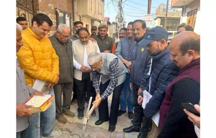 J-K: धन का समुचित उपयोग सुनिश्चित करने के लिए शाम ने निर्वाचन क्षेत्र के विभिन्न वार्डों का दौरा किया