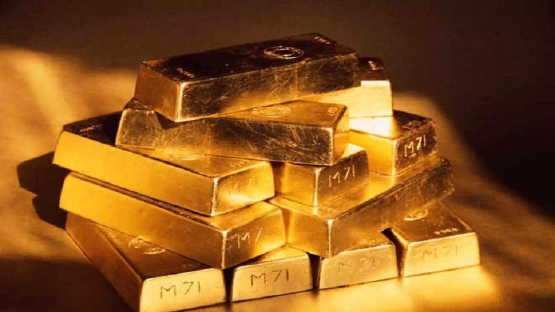 Gold 200 रुपये गिरा, जबकि चांदी 2,400 रुपये उछली