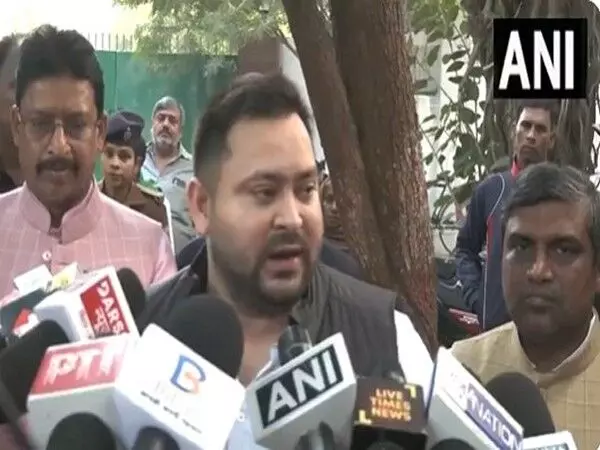 नीतीश कुमार की महिला संवाद यात्रा पर बोले Tejashwi, CM का चेहरा आगे कर लोग बिहार का खजाना लूट रहे