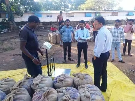 कलेक्टर ने धान खरीदी केंद्र गुडरा, रानीबहाल और सुकमा का किया निरीक्षण