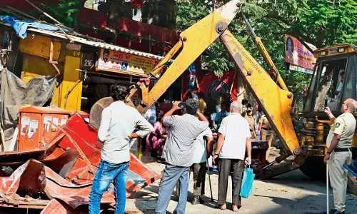 Borivali hawkers crisis: बीएमसी ने सड़क साफ की, बेस्ट सेवाएं कब बहाल होंगी? Borivali hawkers crisis: बीएमसी ने सड़क साफ की, बेस्ट सेवाएं कब बहाल होंगी?