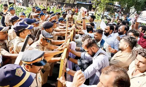 Mumbai: बजरंग दल, विहिप ने बांग्लादेश में हिंदुओं पर अत्याचार का विरोध किया