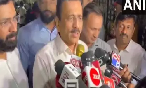 BJP नेता गिरीश महाजन ने एकनाथ शिंदे से मुलाकात की, शपथ ग्रहण समारोह पर चर्चा की BJP नेता गिरीश महाजन ने एकनाथ शिंदे से मुलाकात की, शपथ ग्रहण समारोह पर चर्चा की